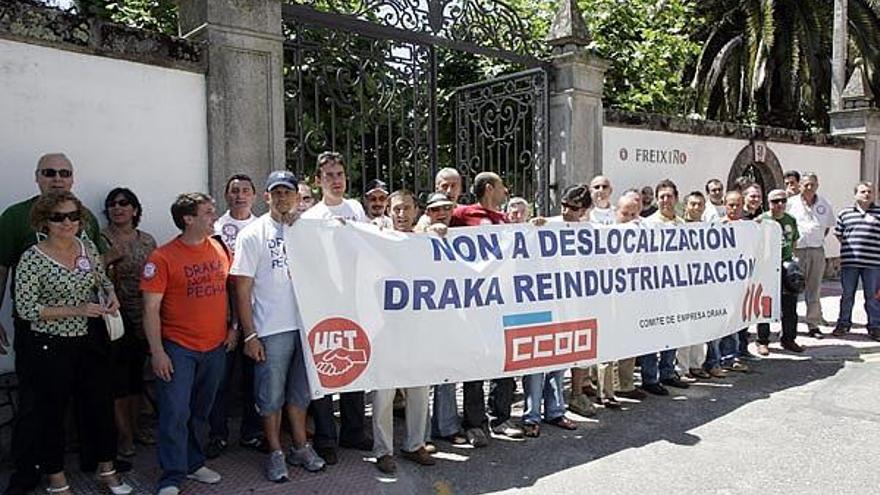 Los trabajadores se manifestaron ayer ante la sede de Asime, donde se celebró la reunión.