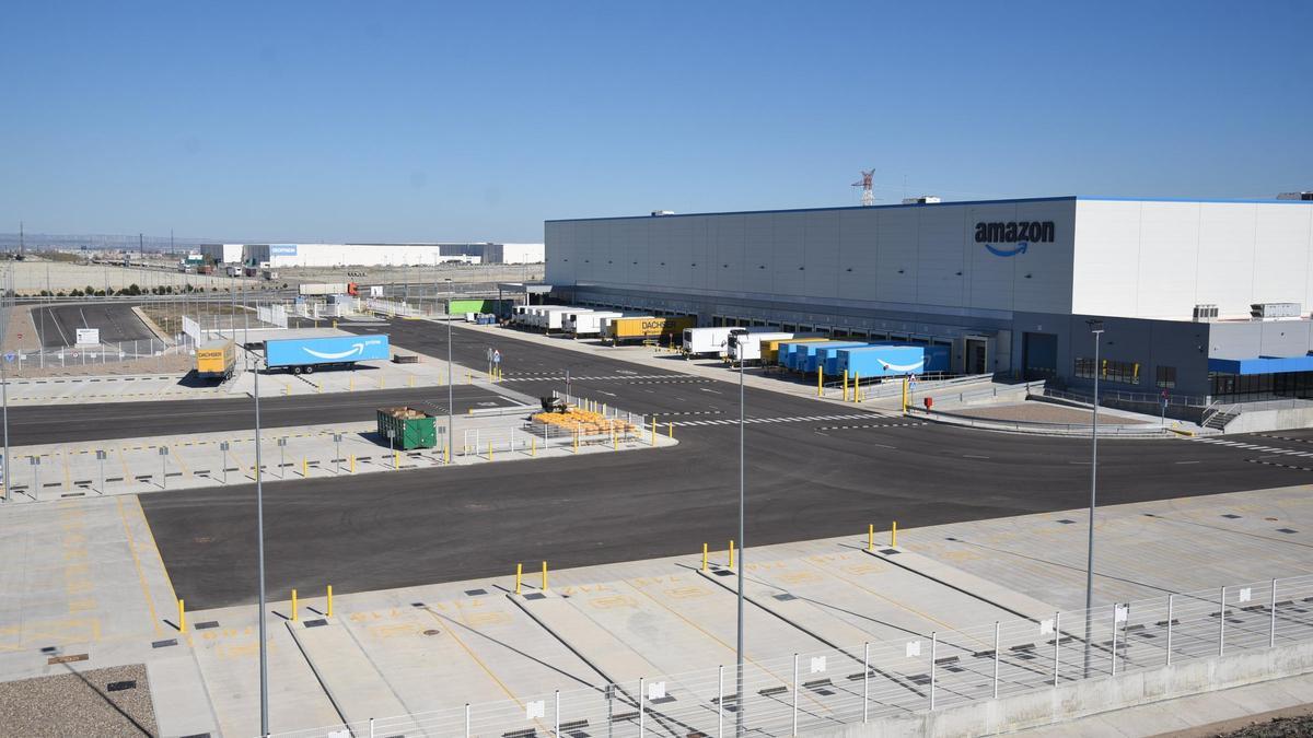 Fachada exterior de la nave de Amazon en Plaza.