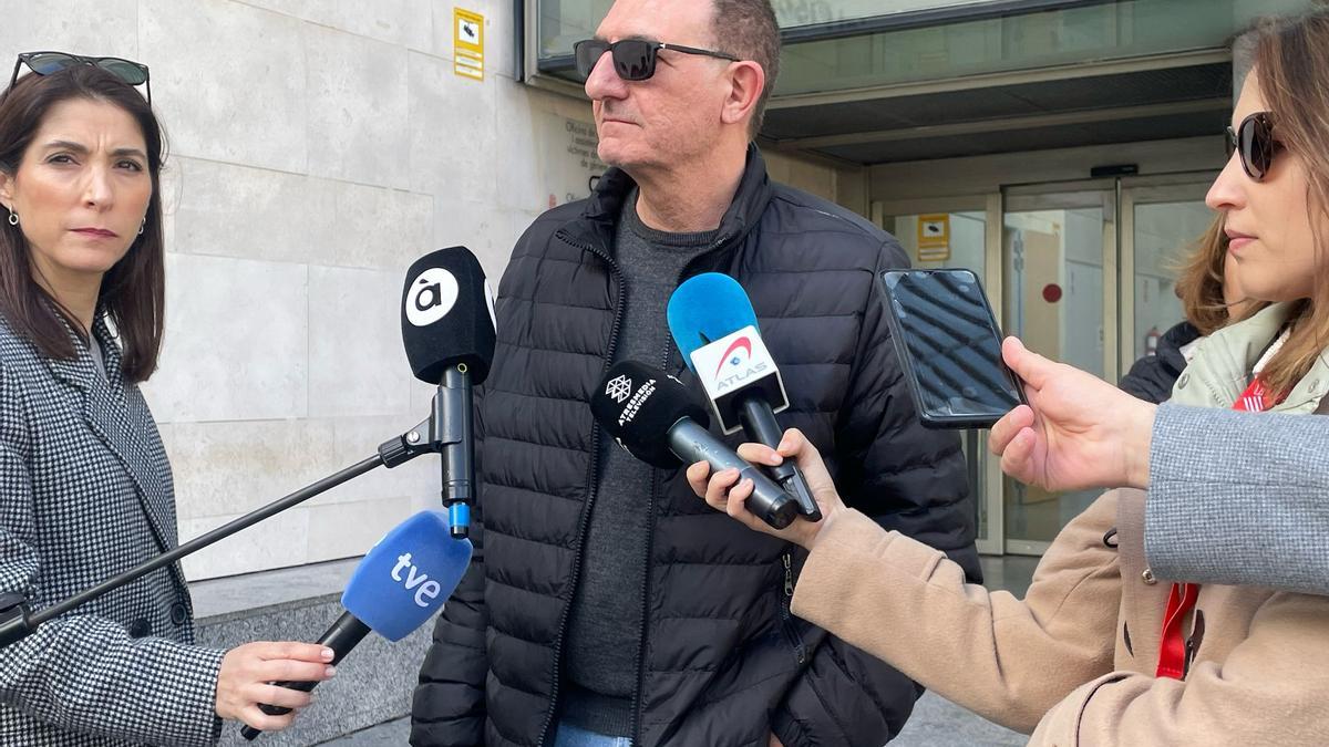 Salvador Baixauli, vecino de Catarroja, atiende a los periodistas tras declarar ante la jueza de la dana.