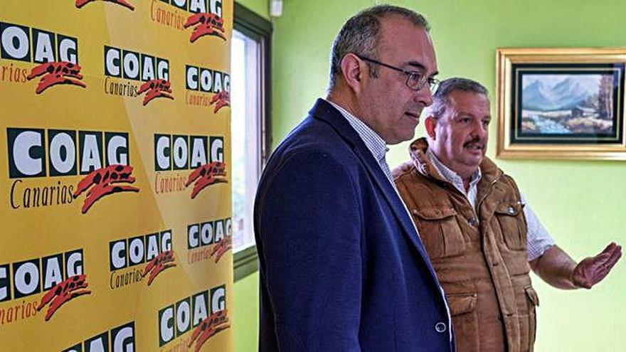 El gerente del Consorcio de Regantes del Noroeste de Gran Canaria, Julián Melián, en primer término, y el presidente de COAG-Canarias, Rafael Hernández, ayer.