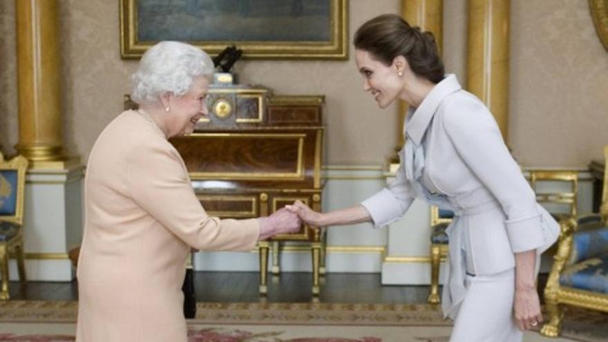 Angelina Jolie, con la Reina Isabel II