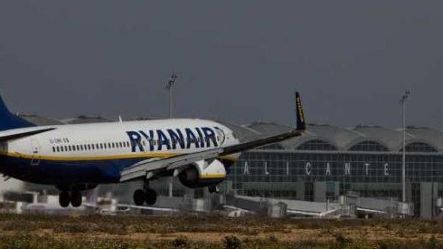 Un avión de la irlandesa Ryanair aterriza frente a la nueva terminal de El Altet.