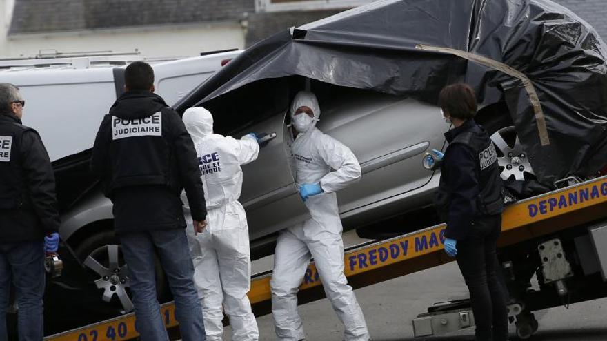 Investigadores retiran el coche abandonado de Pascal Troadec.