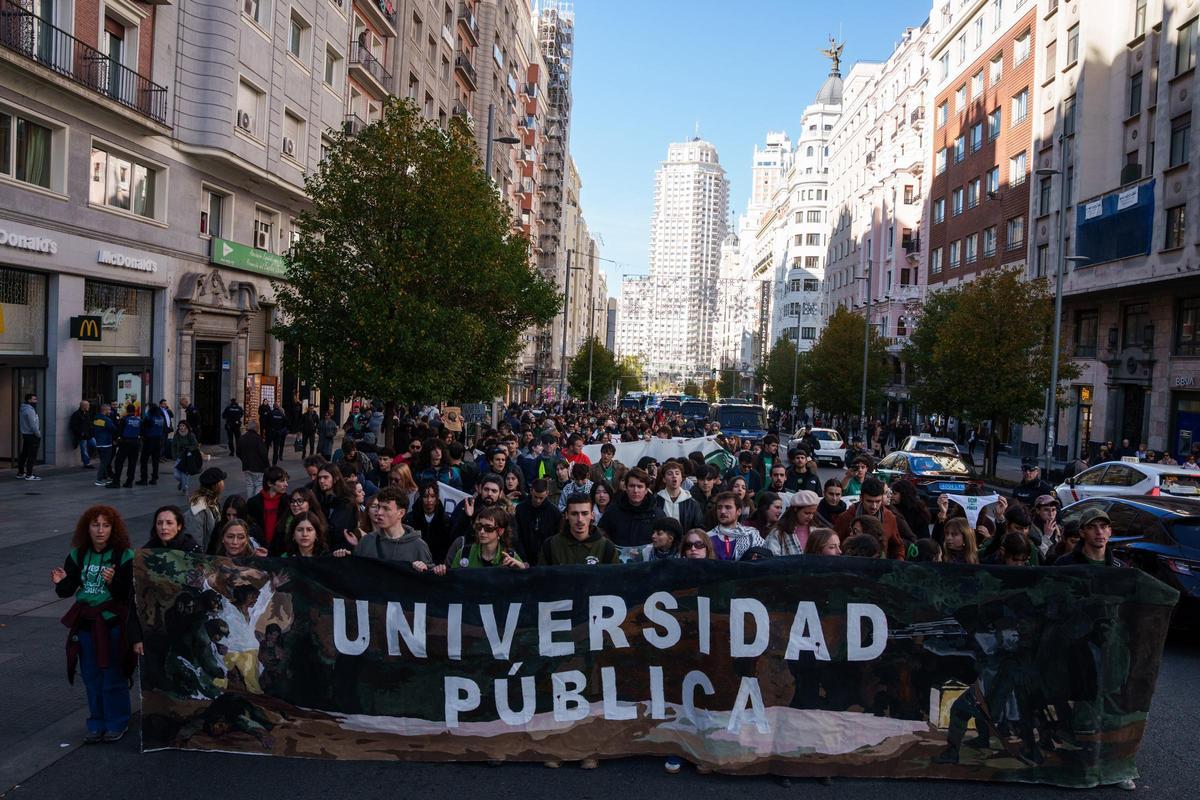 Archivo - Varias personas durante una marcha, a 27 de noviembre de 2025, en Madrid (España).