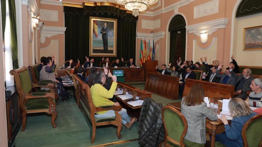 Un tenso pleno en Castelló aprueba el veto a las gasolineras en el casco urbano