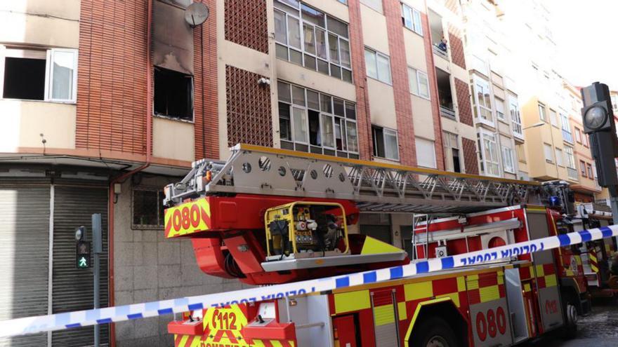 Dispositivo de emergencias en la calle Bonhome tras el inicio de las llamas en una vivienda. |    // FERNANDO CASANOVA