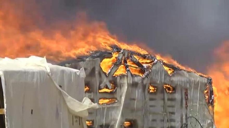 Casi 200 chabolas de temporeros devastadas por las llamas en Lepe