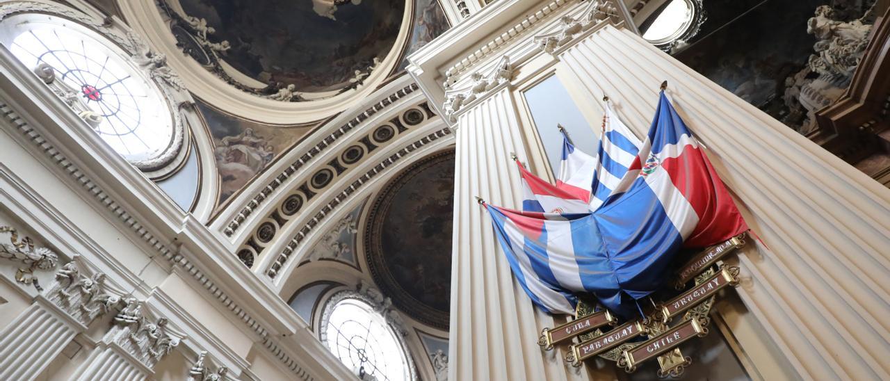 Banderas de Cuba, Paraguay, Chile, Uruguay y República Dominicana en la basílica del Pilar.