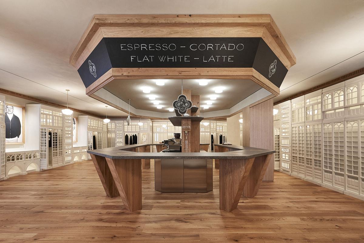 A CORUÑA, 09/05/2025.- Vista de la primera tienda de Zara que el 9 de mayo de 1975, Amancio Ortega abrió en la calle Juan Flórez de A Coruña. Inditex, la mayor empresa cotizada española y un gigante mundial de la moda, celebra este viernes el 50 aniversario de la apertura de la primera tienda de Zara, la marca que catapultó a un emporio que hoy alcanza una capitalización bursátil de 144.000 millones de euros. EFE/Inditex -SOLO USO EDITORIAL/SOLO DISPONIBLE PARA ILUSTRAR LA NOTICIA QUE ACOMPAÑA (CRÉDITO OBLIGATORIO)-. Añade vídeo