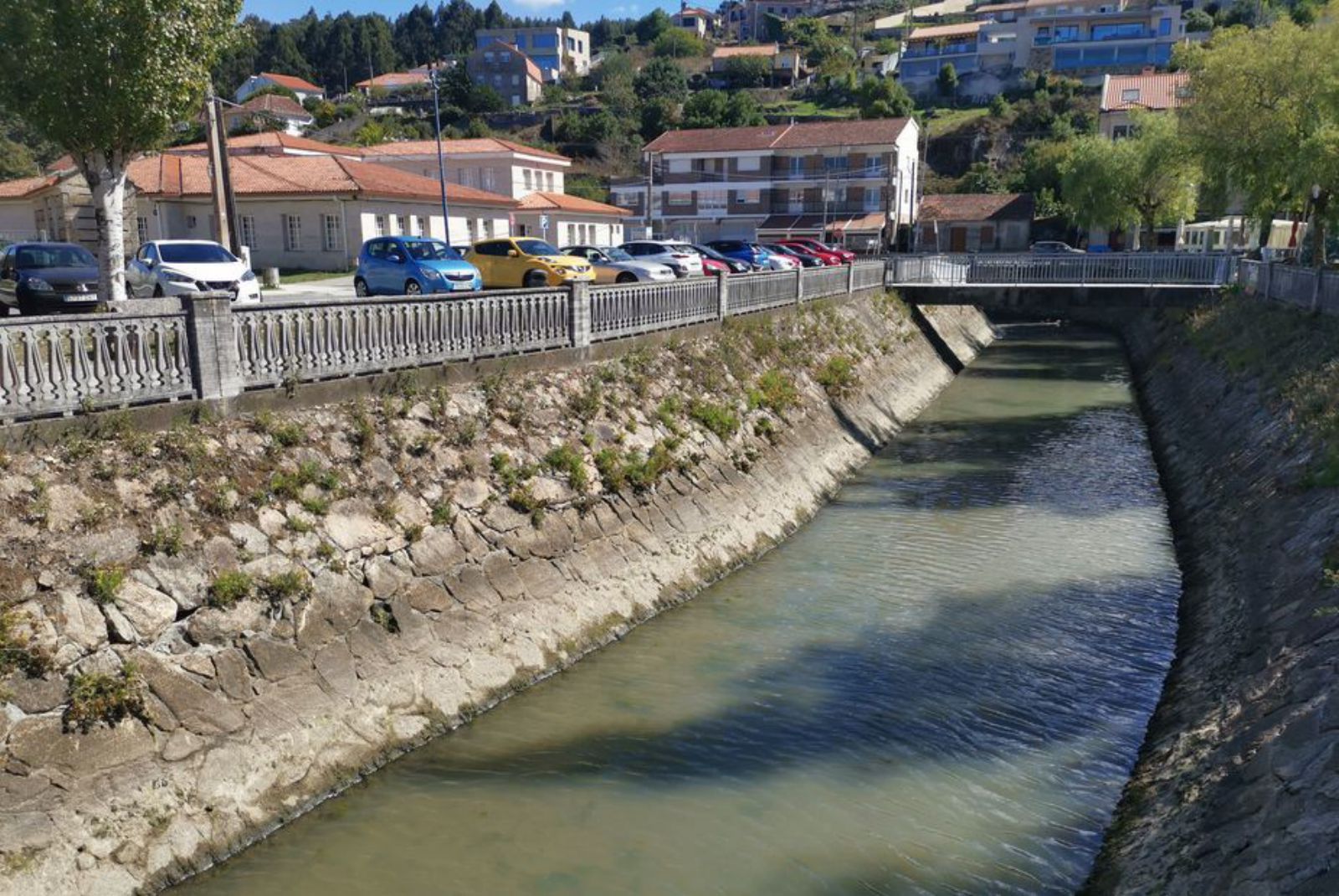 Situación del Orxas, ayer, con el agua todavía turbia y que desprende mal olor; y a la izda. la Casa del Mar.   