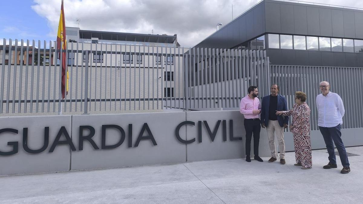 Por la izquieda, Víctor Ferreira, José Manuel Rodríguez, Gloria García y Florentino Devesa, este lunes, frente al cuartel de Mieres.