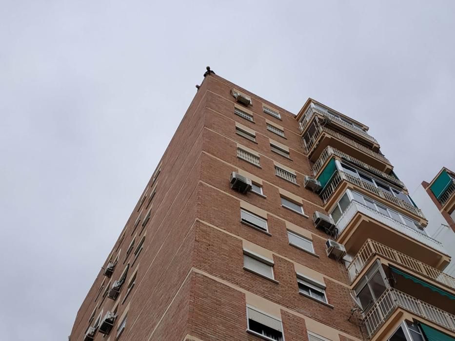 Un rayo daña la fachada de un edificio en Málaga capital