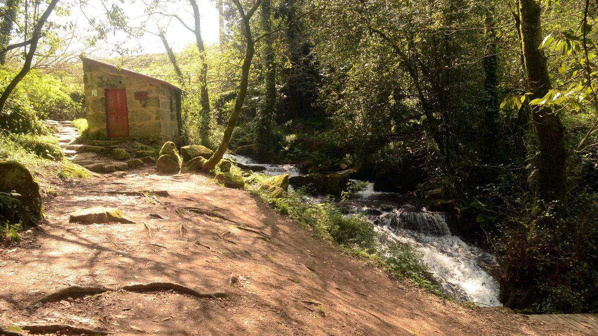 Los molinos y el río son los grandes protagonistas de este sendero homologado