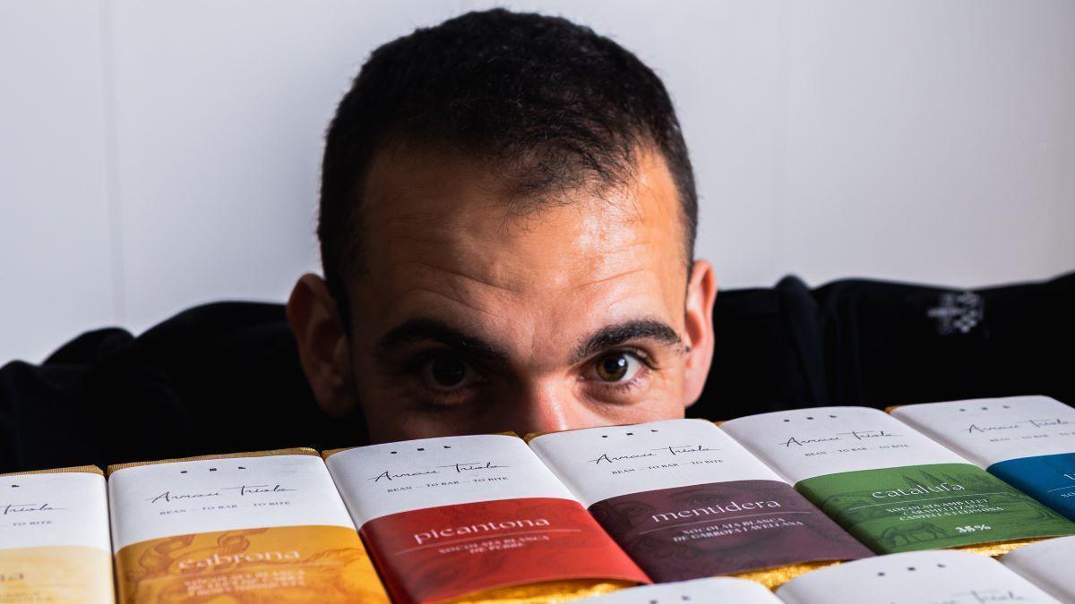 Arnau Triola amb la seva col·lecció de taultes de xocolates.