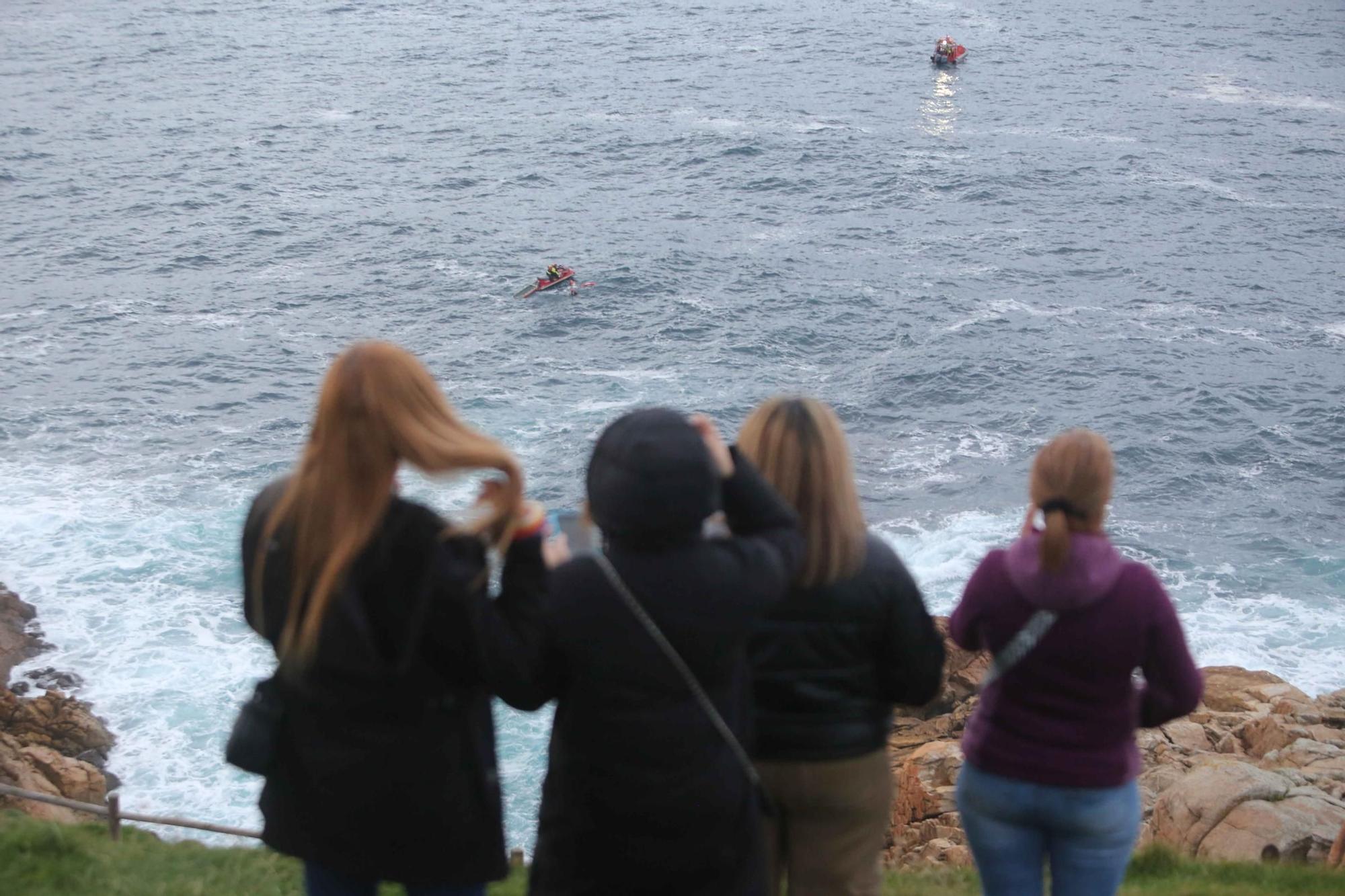 Aparece el cuerpo de un hombre flotando en el mar frente a la Torre de Hércules