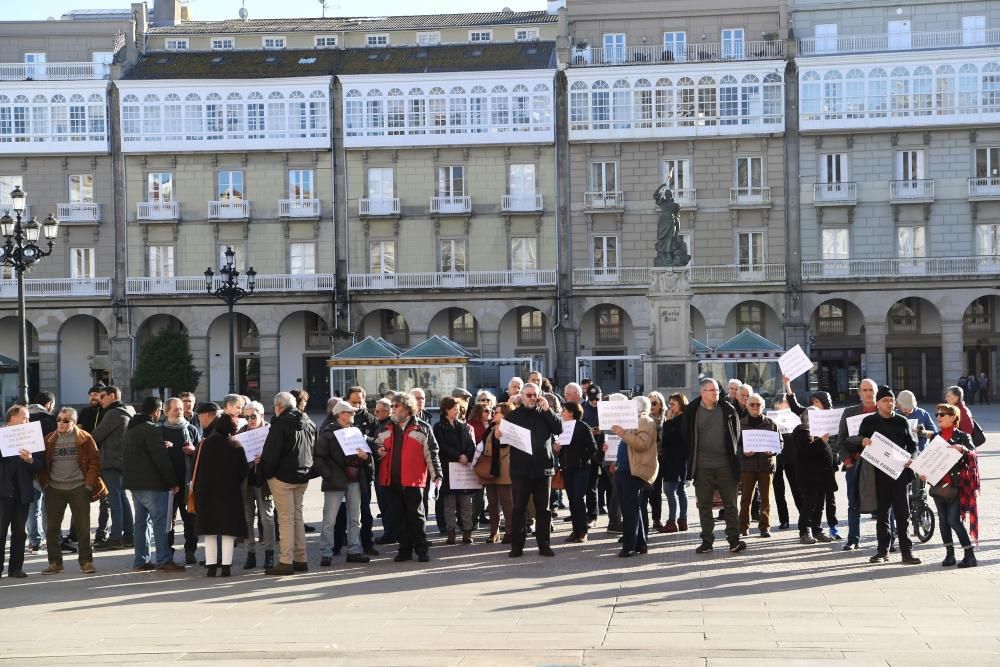 O Castrillón convoca a varias entidades y residentes a título individual antes del pleno para pedir a los grupos municipales que aprueben el presupuesto para este año.