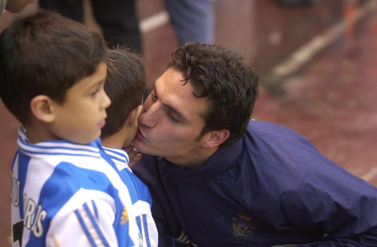 Scaloni besa a un niño con la camiseta del Dépor