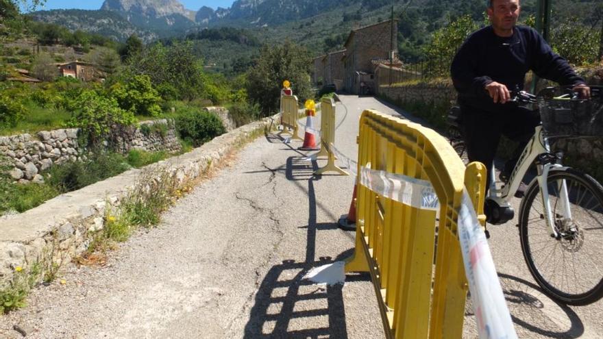 Un ciclista pasa por delante del tramo afectado en la carretera de Fornalutx.