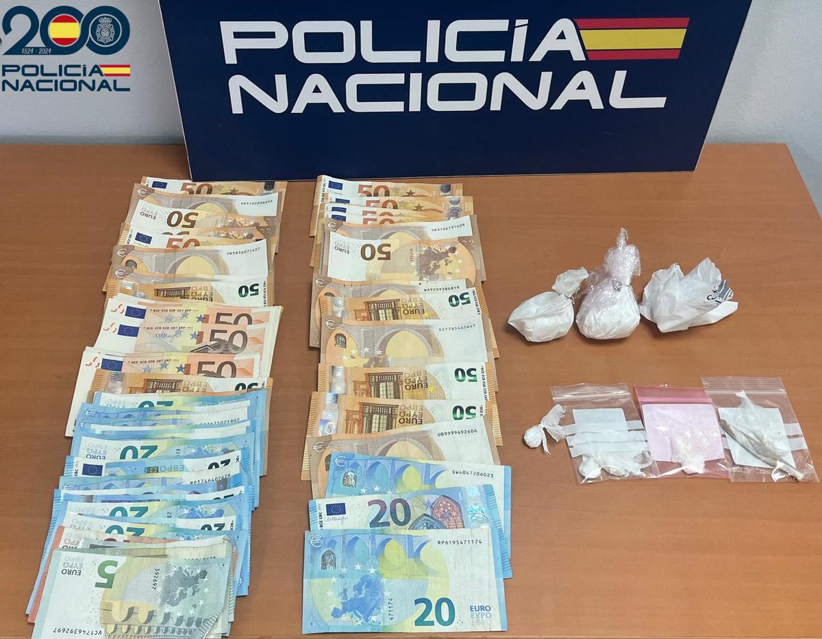 Droga y dinero intervenido en la operación policial.