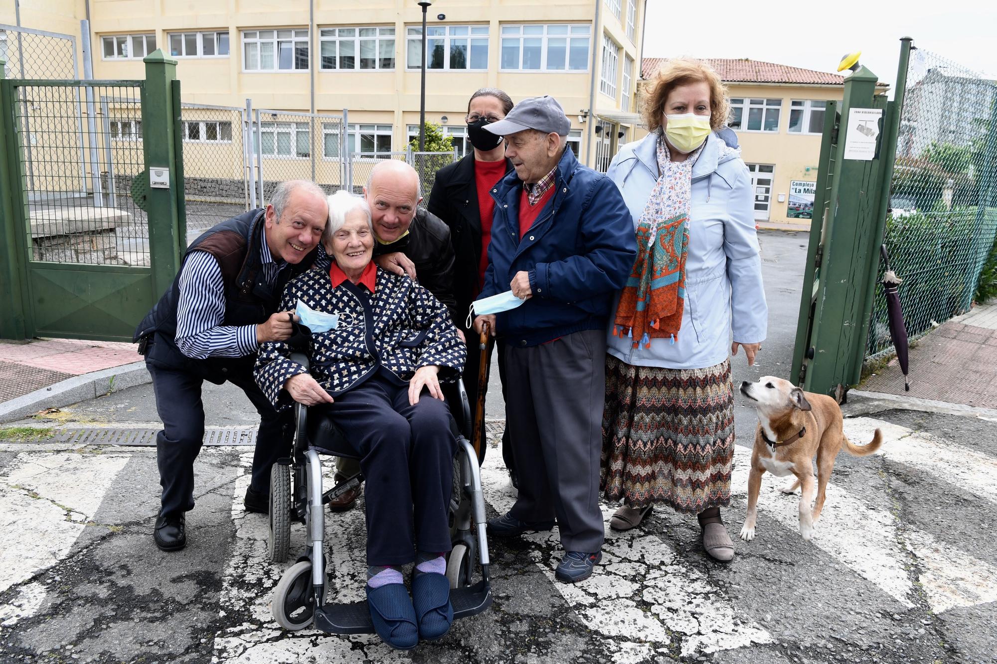 Los besos y los abrazos vuelven a las residencias de A Coruña