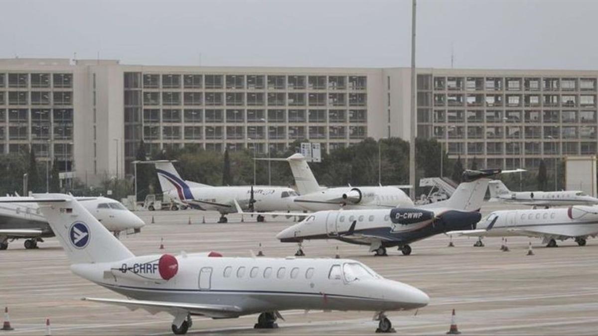 Aviones privados aparcados en el aeropuerto de Palma.