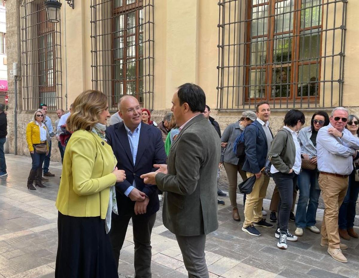 Catalá, Llorca y Tellado a las puertas del ayuntamiento, antes de la mascletà