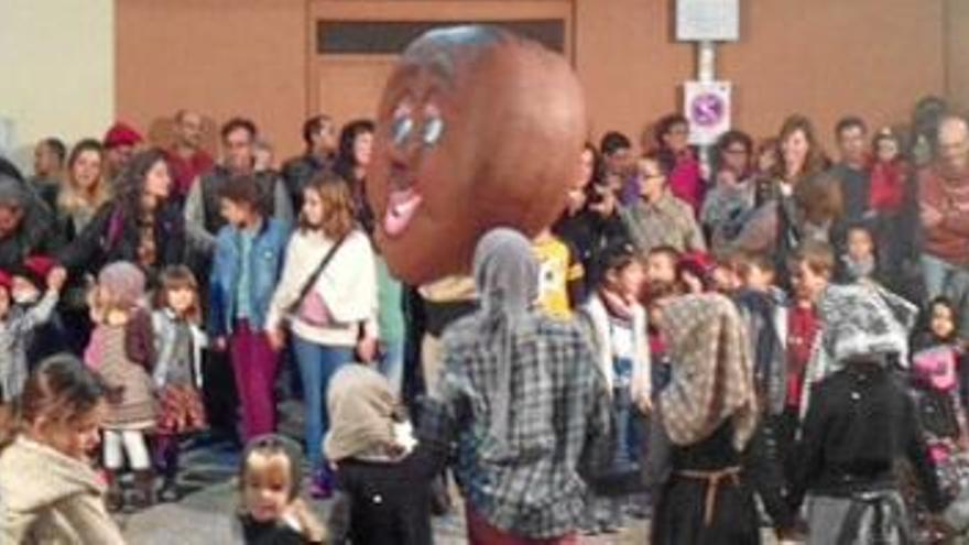 Més de dues-centes persones celebren la castanyada a Capellades