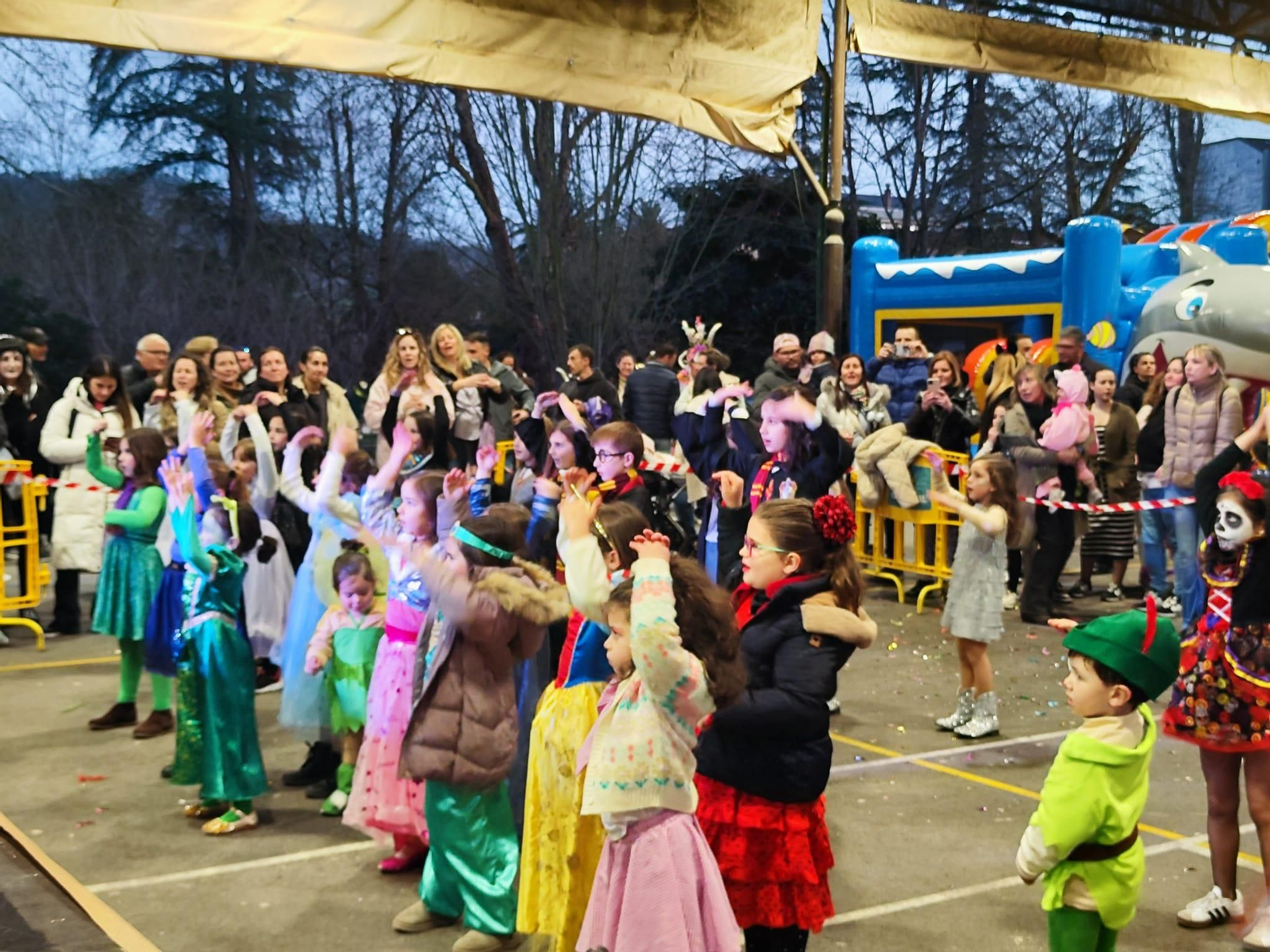 Todas las imágenes del concurso de disfraces de Grado: así fue la gran fiesta en El Frontón