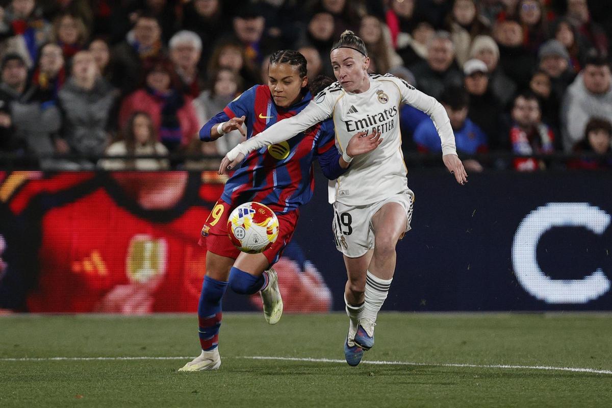 La delantera del Real Madrid, Eva Navarro (d), disputa el balón ante la jugadora del FC Barcelona, Vicky, durante el encuentro correspondiente a la final de la Supercopa de España que disputan hoy sábado FC Barcelona y Real Madrid en el estadio Castalia de Castellón.
