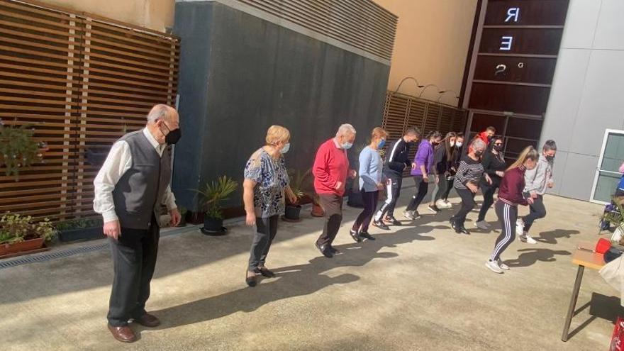 Actividad de bailes en línea con los usuarios del Centro de Mayores de Montañana realizada este curso.