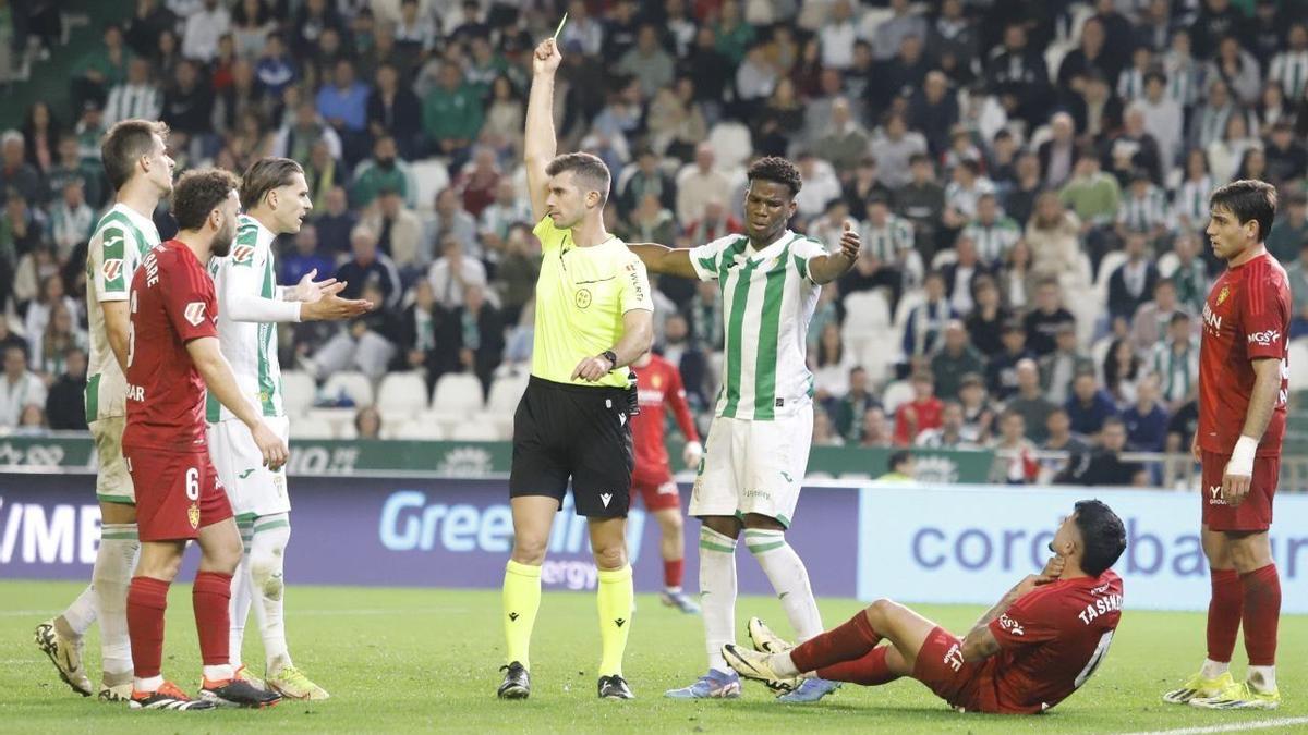 Álvaro Moreno Aragón muestra una amarilla a Álex Sala durante el Zaragoza-Córdoba CF en El Arcángel.