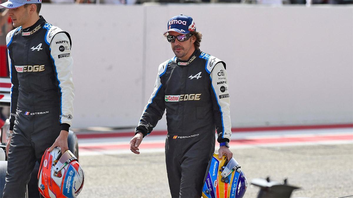 Fernando Alonso camina por la pista en el segundo día de test de pretemporada en Bahréin