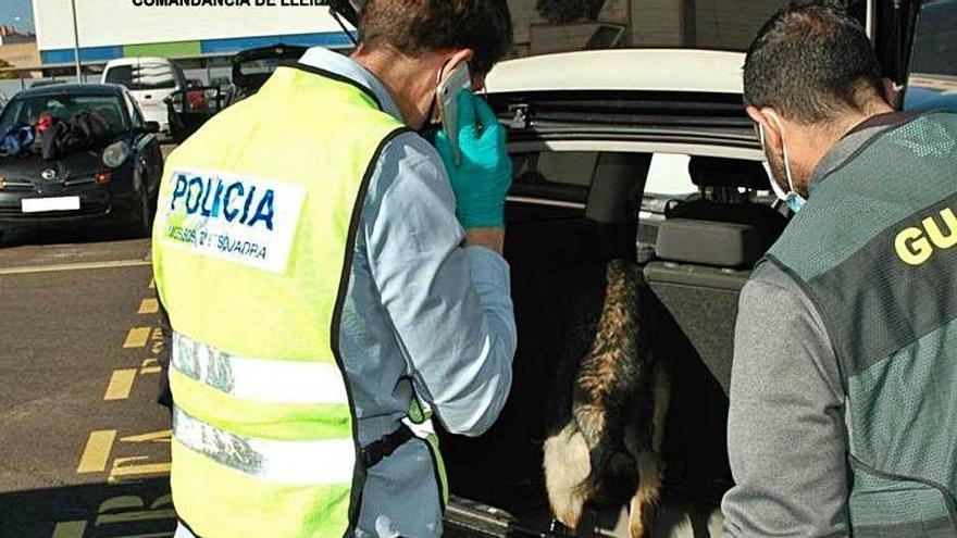 Un moment de l&#039;escorcoll al vehicle que hi havia al dipòsit d&#039;Igualada