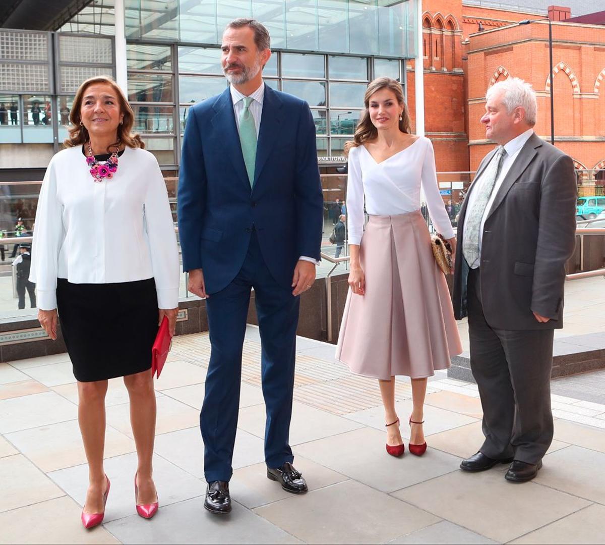 Letizia Ortiz con look lady y el rey Felipe VI visitan el Francis Crick Institute