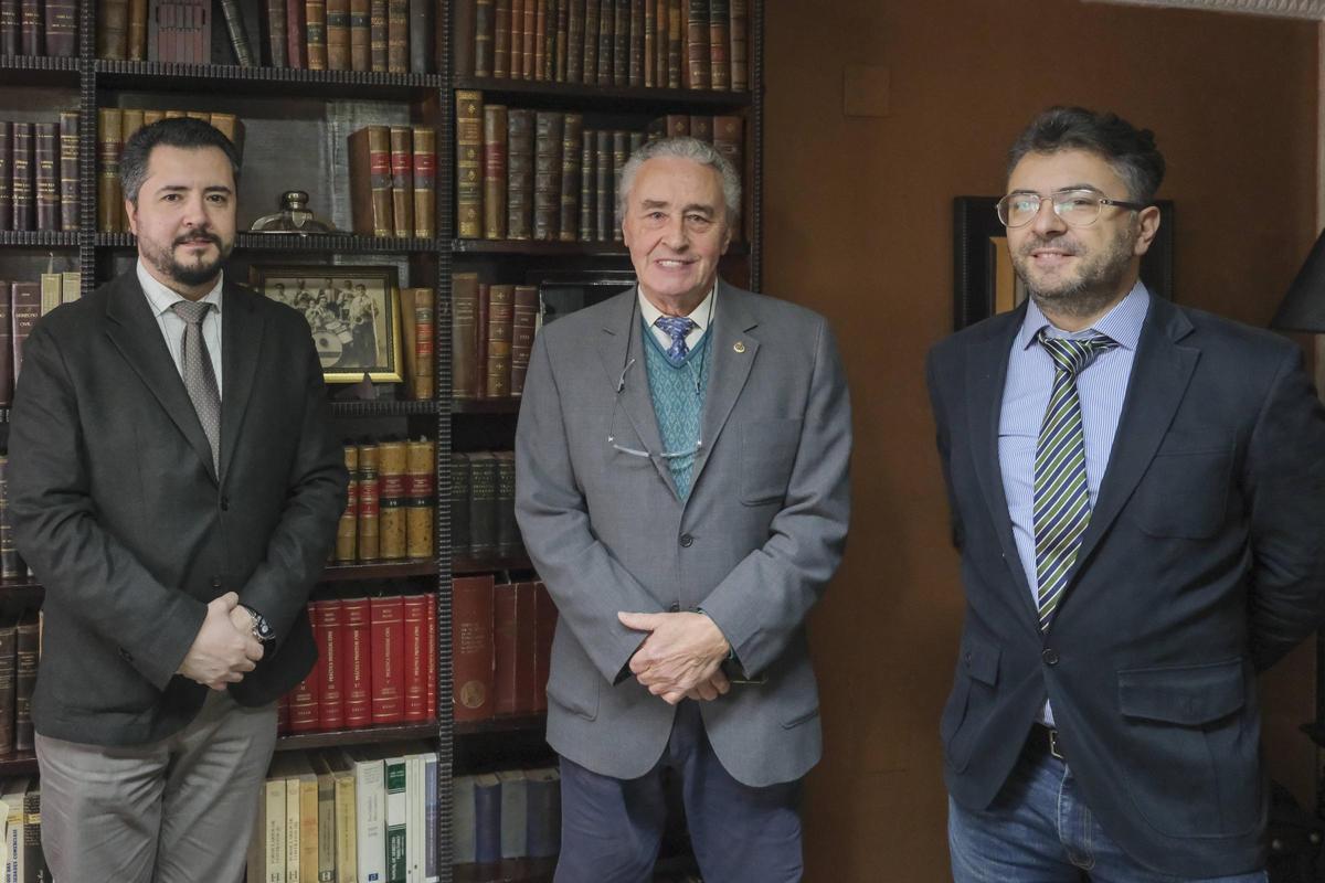 Los Orbán, en el despacho profesional de la familia en Ourense.