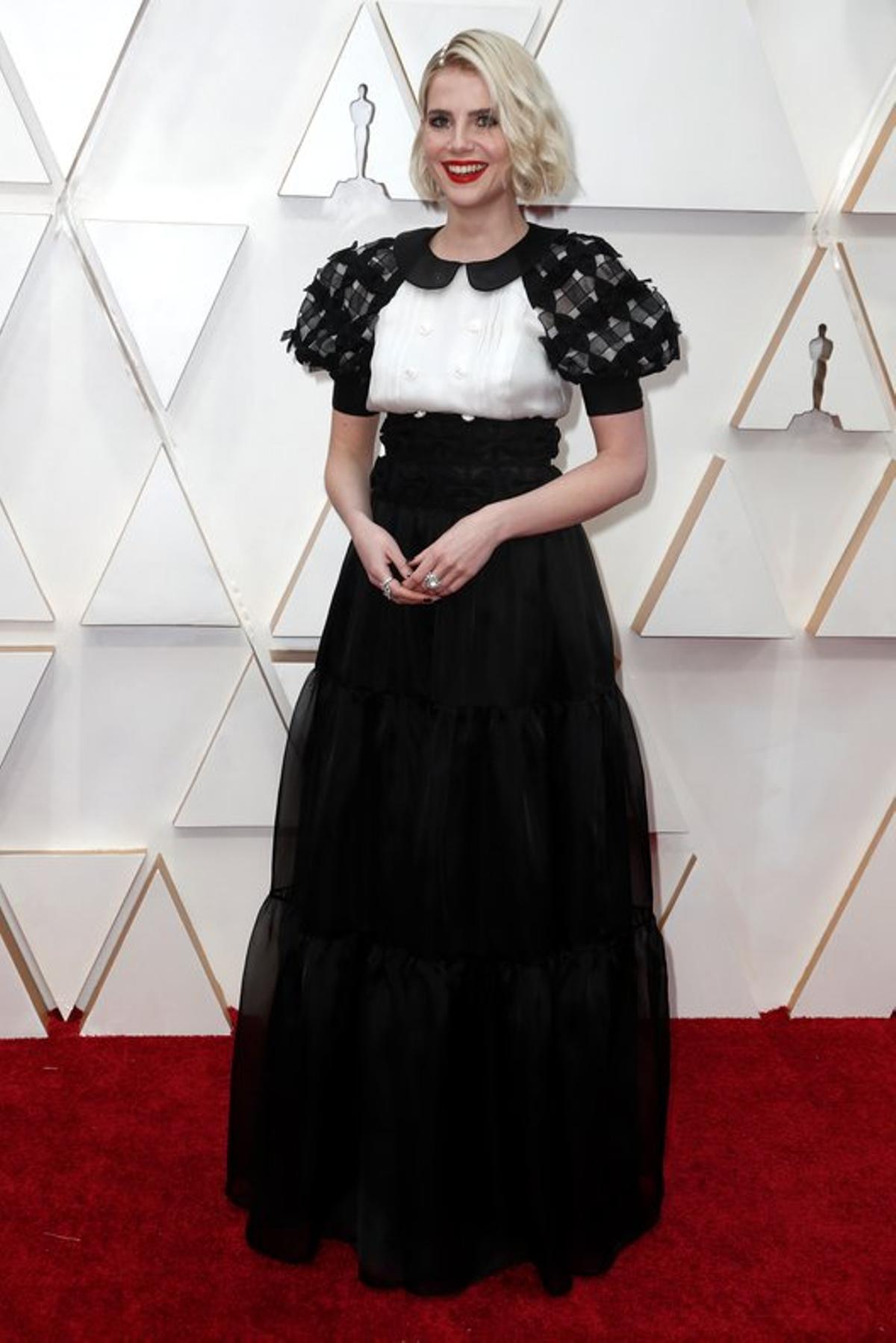 Lucy Boynton, con un Chanel en negro y blanco. La actriz llamó la atención por su peinado, bob, y las perlas en la raya del pelo.