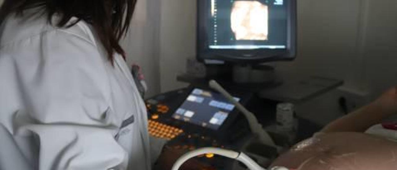 La doctora Baldó realiza una ecografía a una paciente que tendrá su segundo hijo.