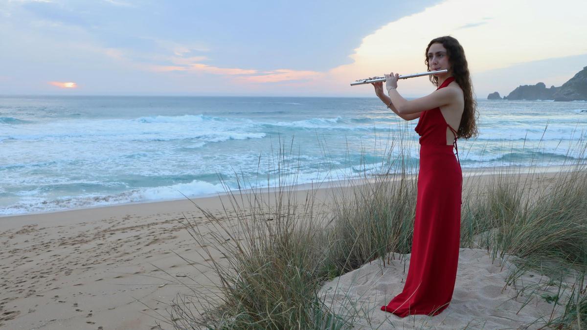 Estela Blanco Román con su flauta en una playa de Costa da Morte.