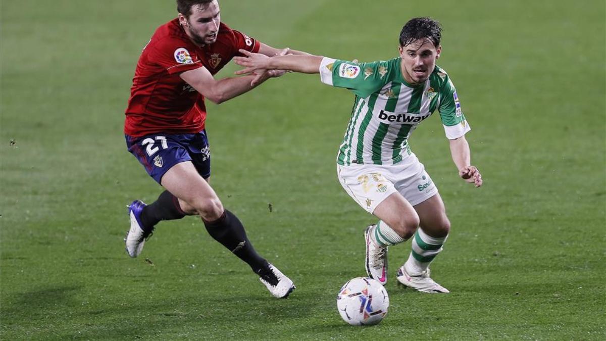 Rodrigo Sánchez contra Moncayola en un partido ante Osasuna
