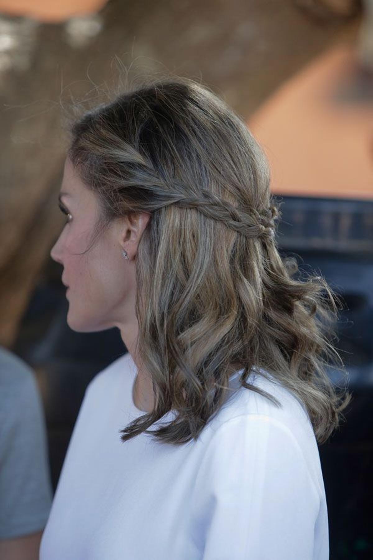 Letizia Ortiz con blusa blanca de Hugo Boss y peinado con trenzas