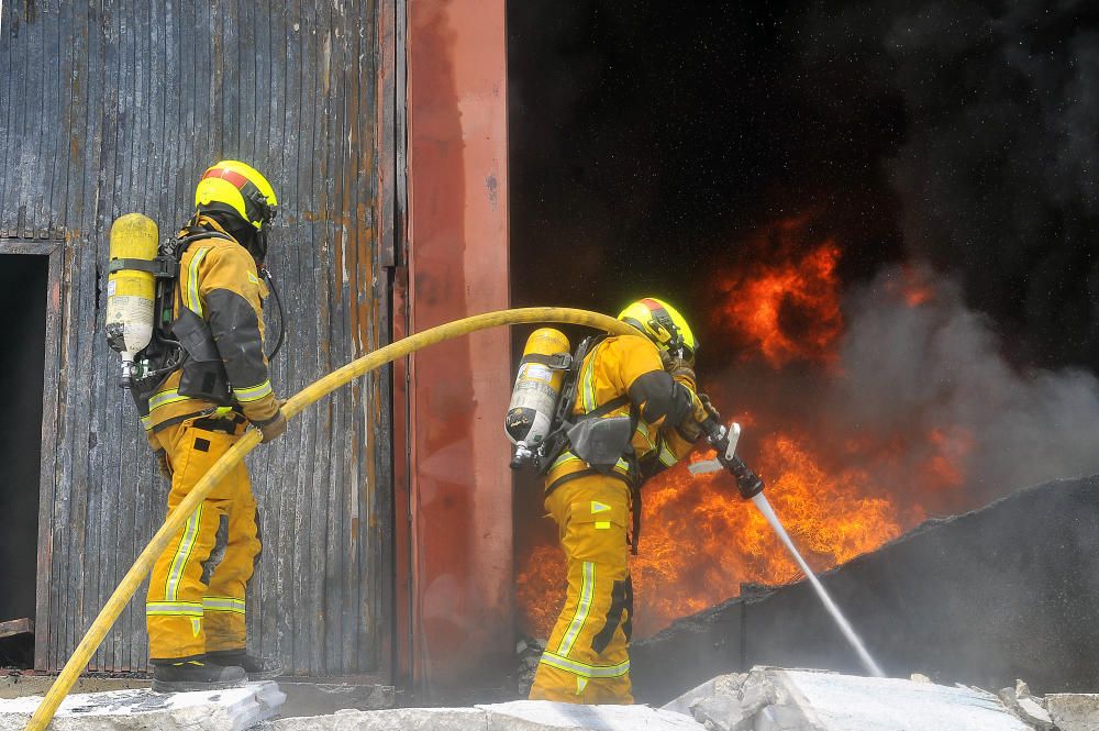 El fuego arrasa una nave con caucho en Crevillent