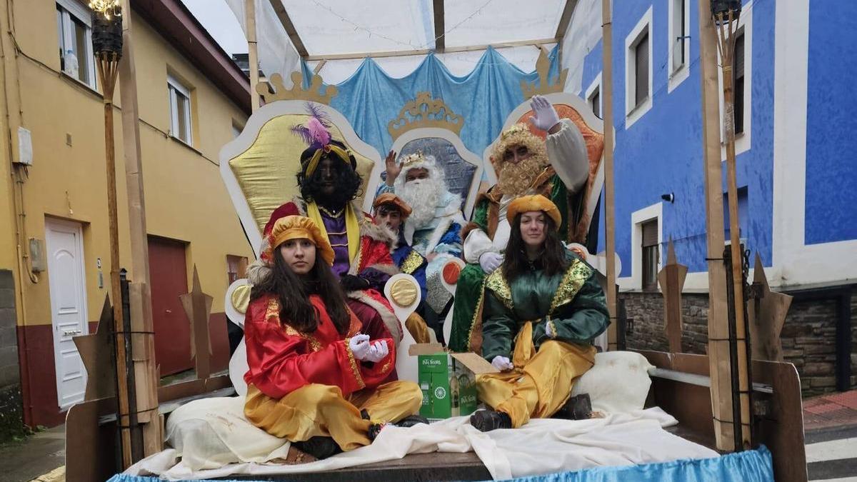 Los Reyes Magos en la cabalgata de 2025, en Cerredo.