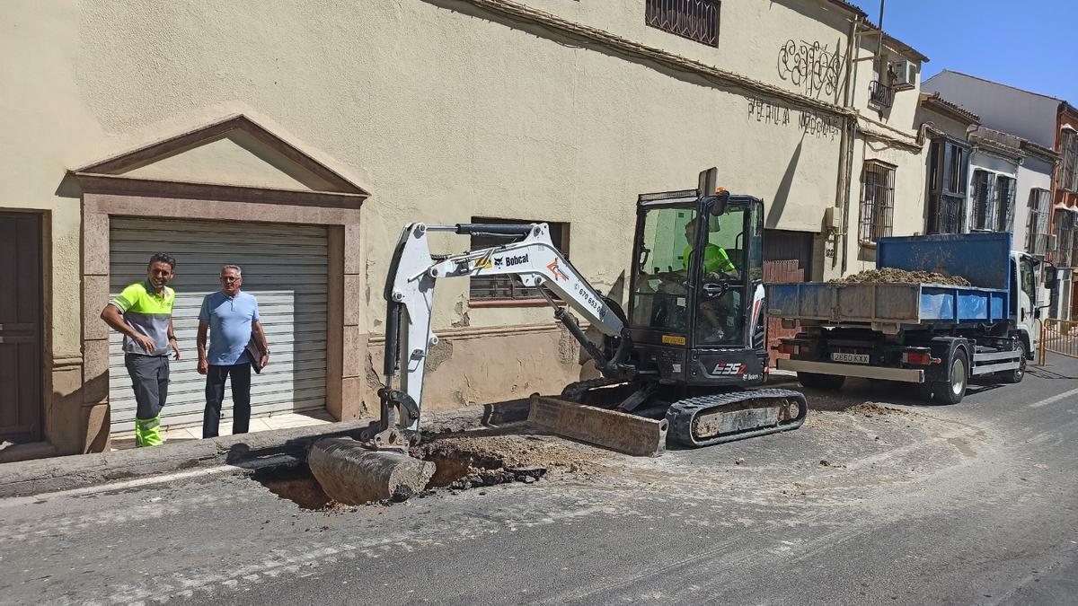 El gerente de Aguas de Lucena conversa con un empleado en una obra de la empresa.