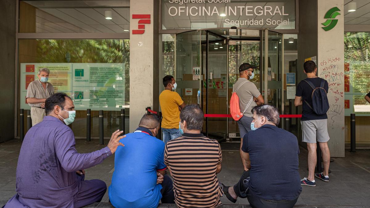 Colas y colapso en la seguridad social para pedir el ingreso mínimo vital, en una foto de archivo.