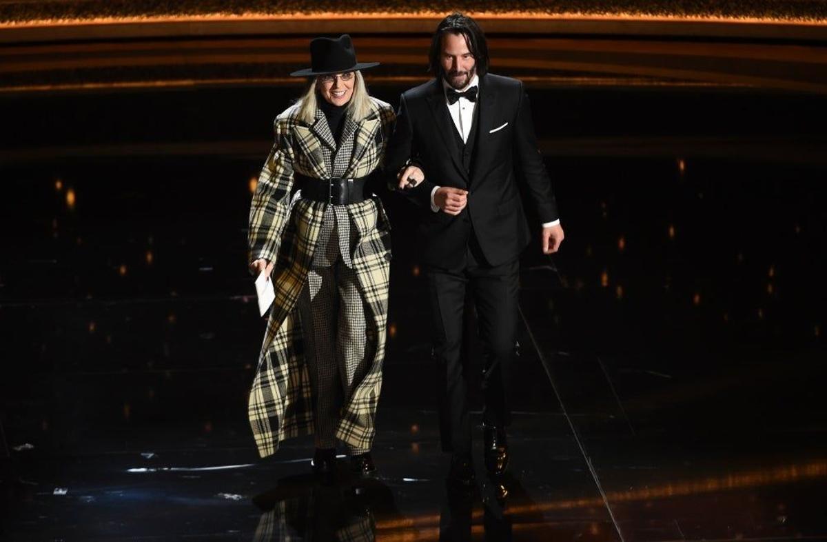 Diane Keaton y Keanu Reeves presentando juntos un premio Oscar