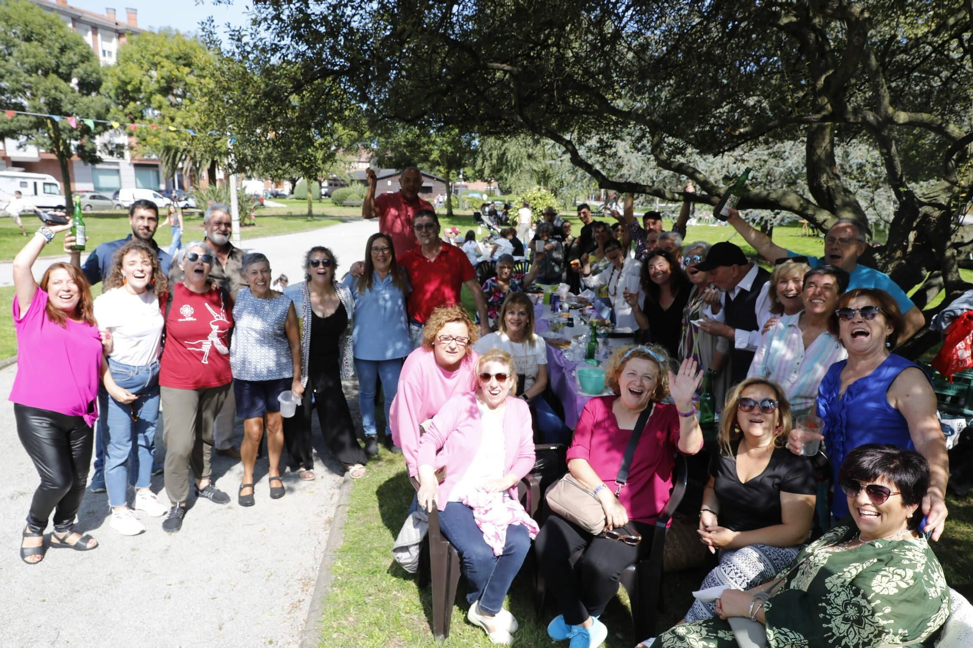 Moreda se zampa sus fiestas con una multitudinaria comida en el parque (en imágenes)