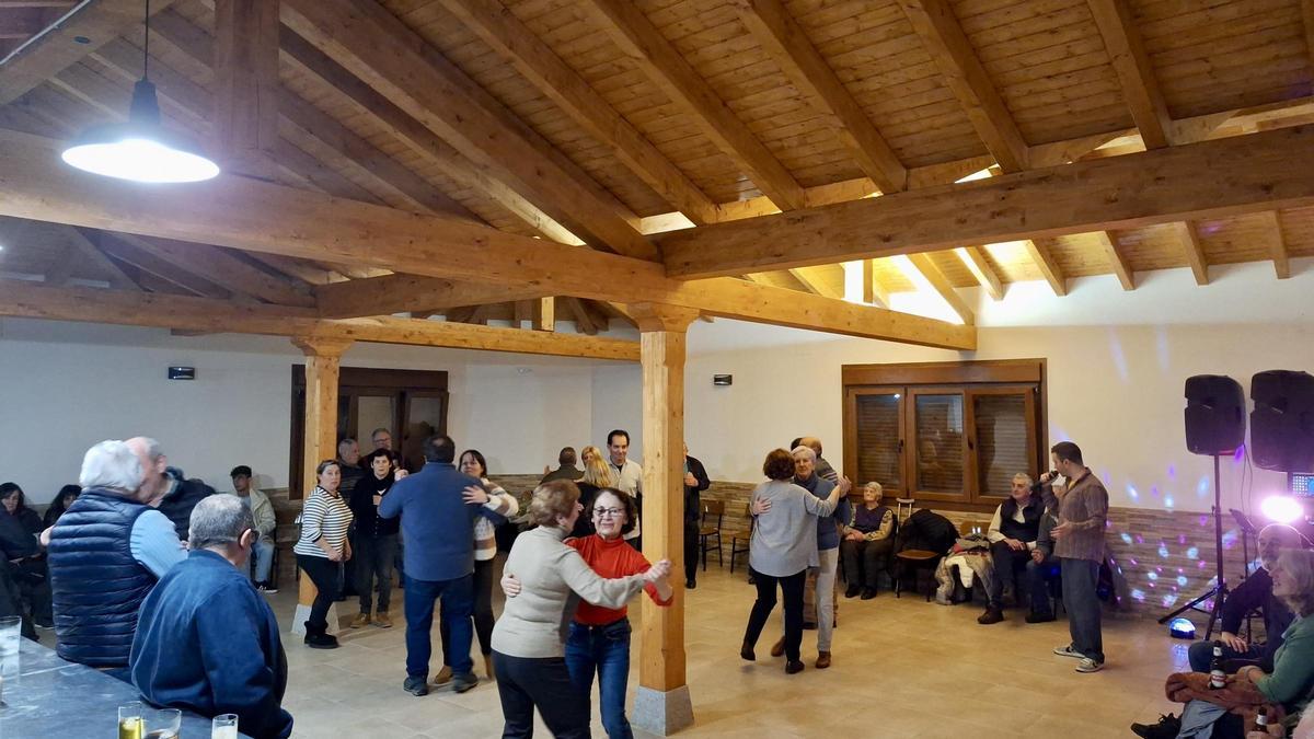 Imagen de una celebración en el salón.