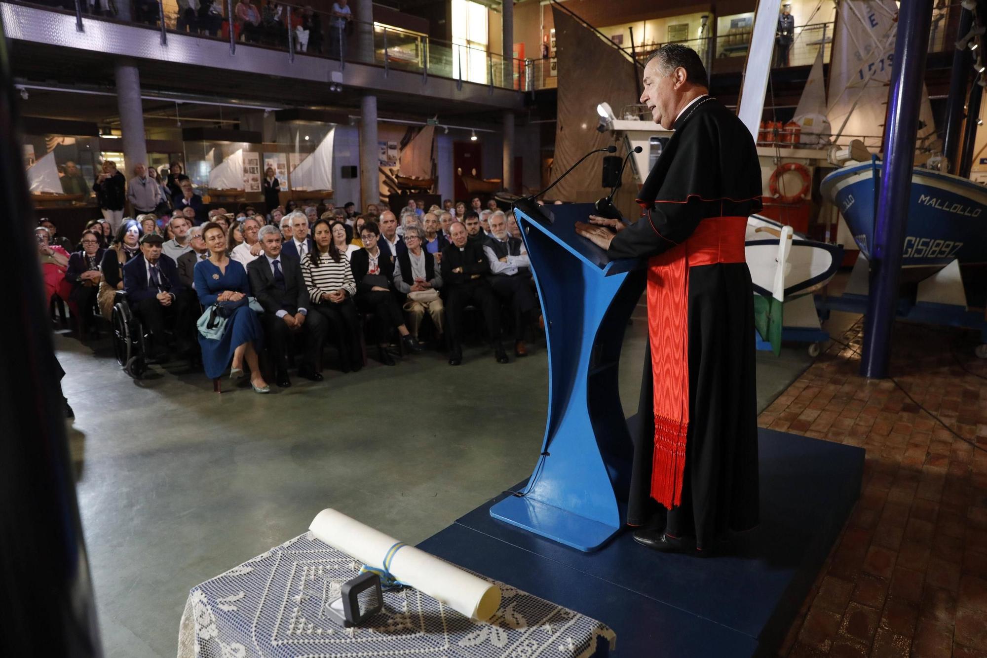 El cardenal Ángel  Fernández Artime recibe el título de Hijo Predilecto de Asturias en Luanco (Gozón)
