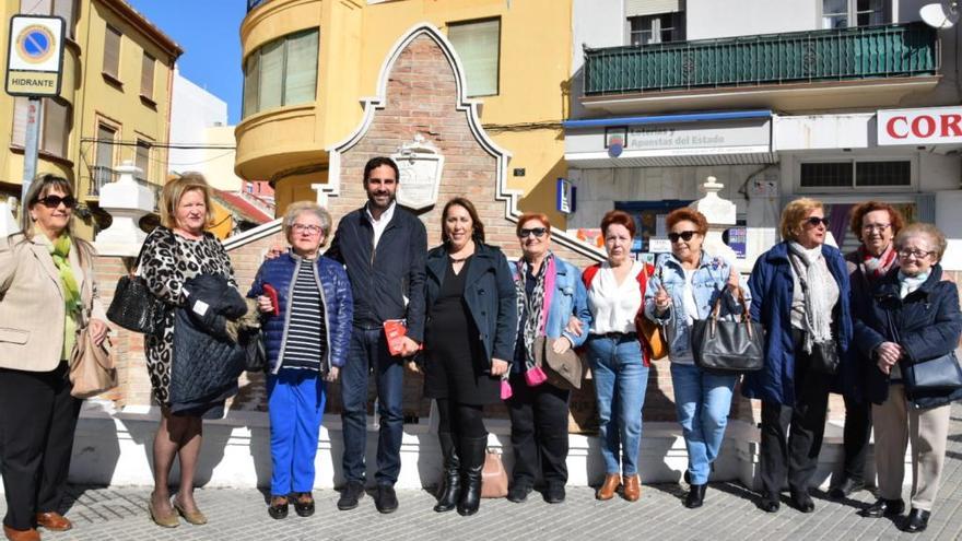 Daniel Pérez, ayer, junto a varias vecinas.