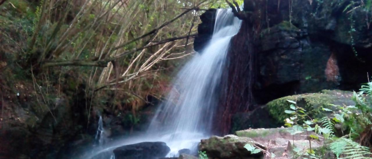 La cascada de la "Bouza Fría", una joya oculta en los montes de Vigo.